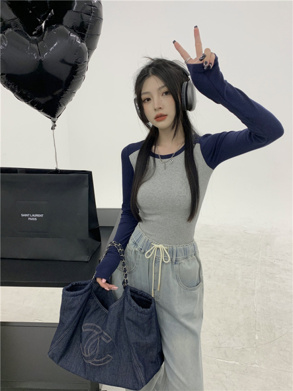 秋の小衆は色の長袖の丸首の中でtシャツを掛けて身を修めて痩せています。|undefined