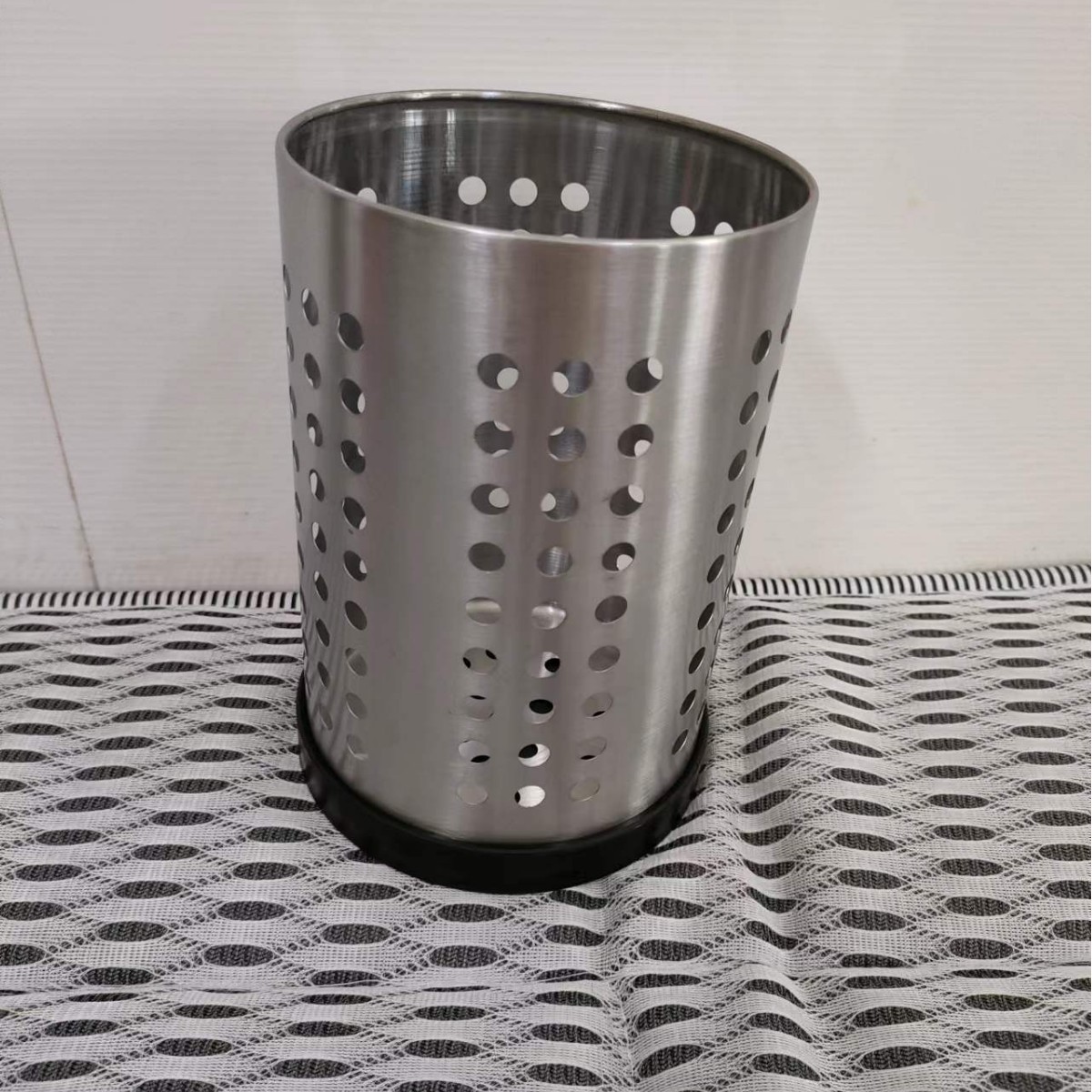 검은 바탕을 가진 초대형 12.4*18CM 바닥