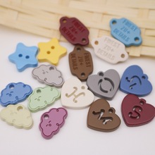 新品现货糖果色树脂喷漆彩色商标吊牌字母异型衣标高端百搭装饰纽