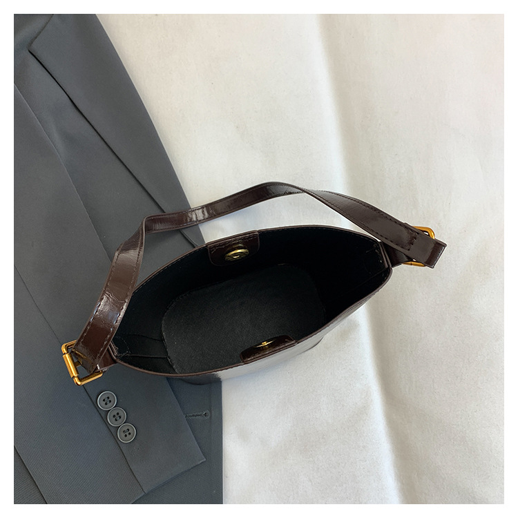 This year, the retro and fashionable women's 2024 new models are popular. This year, single-shoulder crossbody bags, large-capacity hand-held bucket bags, and cross-border bags are all in vogue undefined