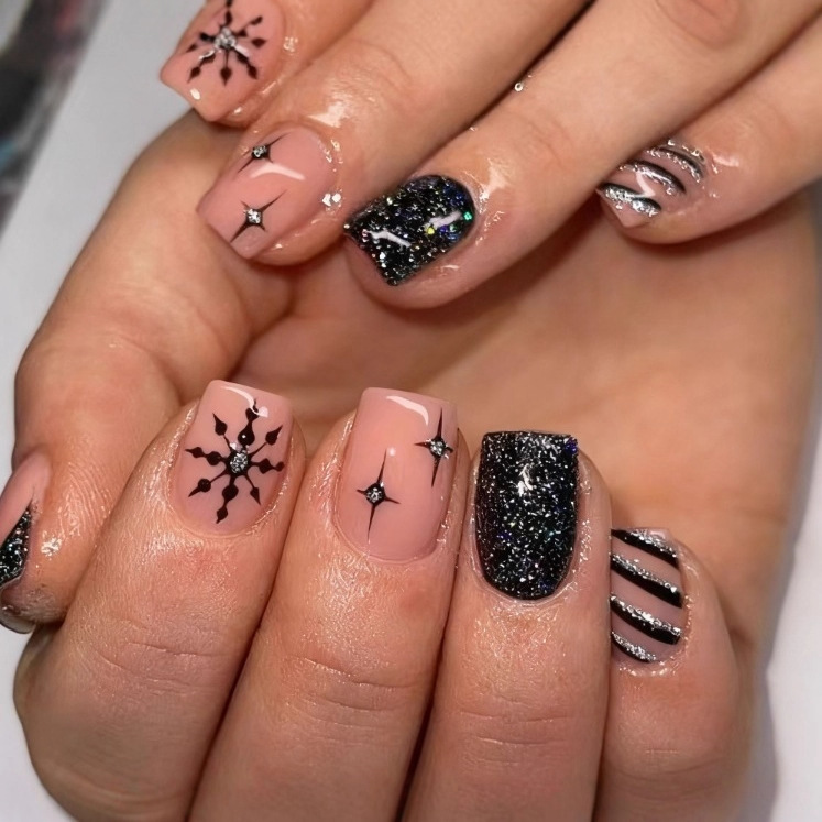 Christmas Foreign Trade Best-Selling Nail Art Pieces European and American Style Snowflake Design French Short Square Wearable Nails Wholesale