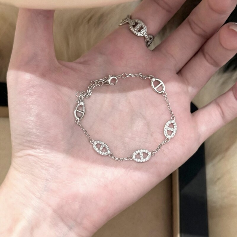 S925 sterling silver full diamond pig nose bracelet for women, vintage versatile fashion trendy niche design high-end jewelry wholesale S925 sterling silver full diamond pig nose bracelet for women, vintage versatile fashion trendy niche design high-end jewelry wholesale