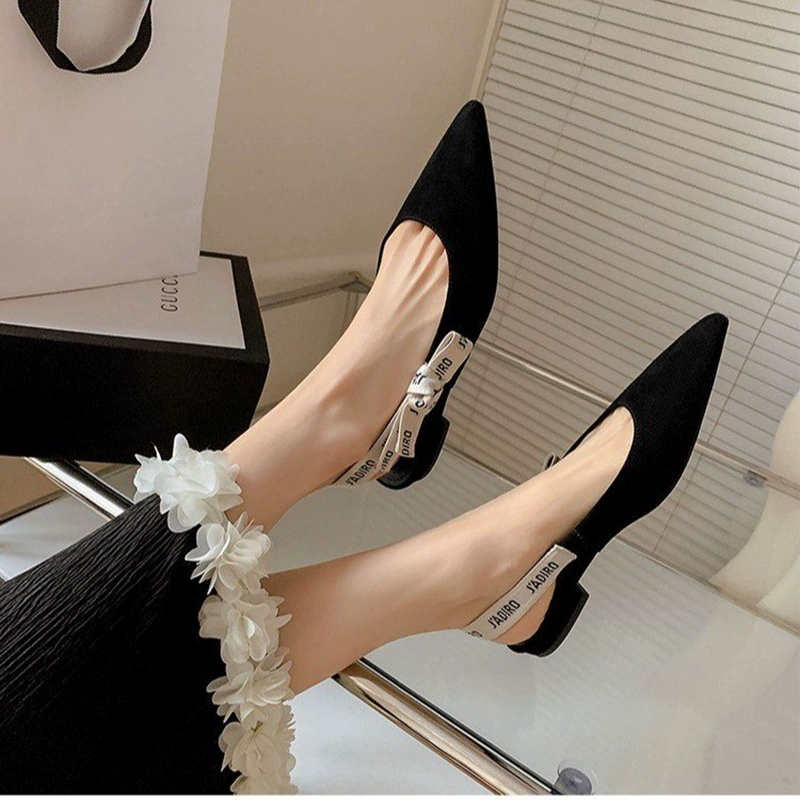 Женские вязаные сандалии с бантом, лето 2025, новая европейская и американская ретро модель, заостренный носок, плоская подошва, неглубокий вырез.