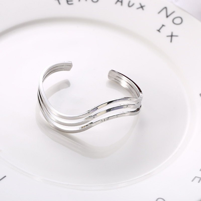 Pulsera de textura de metal europea y americana diseño de nicho pulsera de tres líneas personalidad versátil hombres y mujeres personalidad de moda pulsera de hip hop