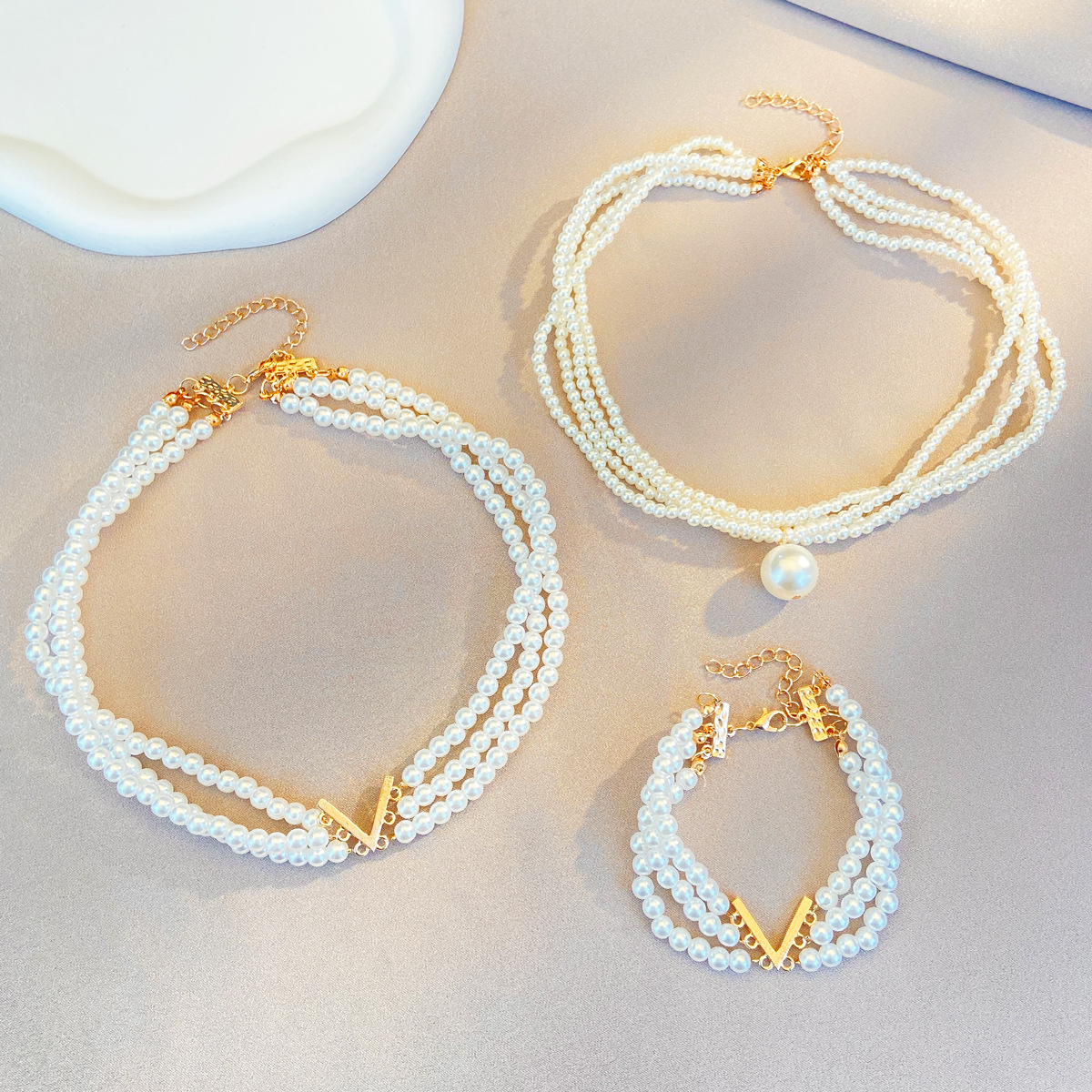 Cadena de clavícula geométrica de perlas multicapa de lujo ligero de nicho europeo y americano estilo palacio francés collar retro temperamento elegante