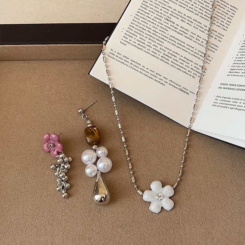 Simple High-end Sense White Flower Necklace Earrings Women's All-match Personality Elegant Fashionable Necklace Clavicle Chain