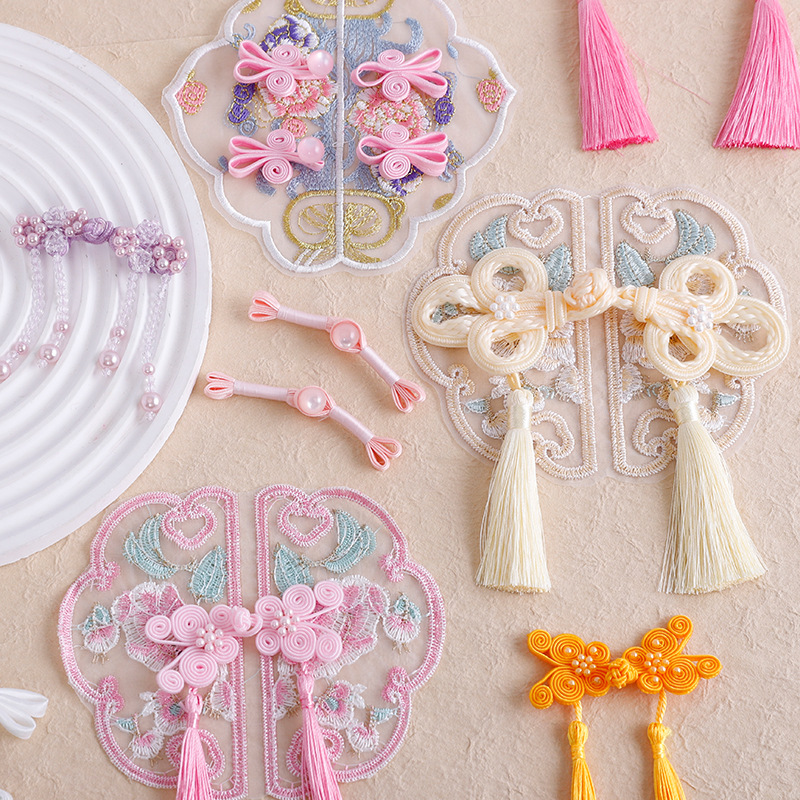 Parche Decorativo con Borla y Botón Chino, Hecho a Mano, para Ramos de Flores