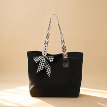 ���ذ��n�漃ɫ���e���Q�����������ţ�򲼺��s�ٴ�ͨ�ڰ���Ů