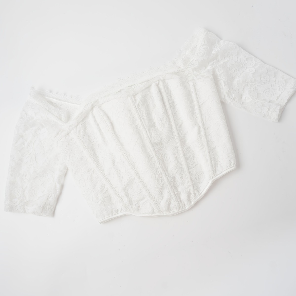 Chica caliente francesa pura y dulce hombro blanco corto encaje delgado vestido de cuerpo de hombro abierto