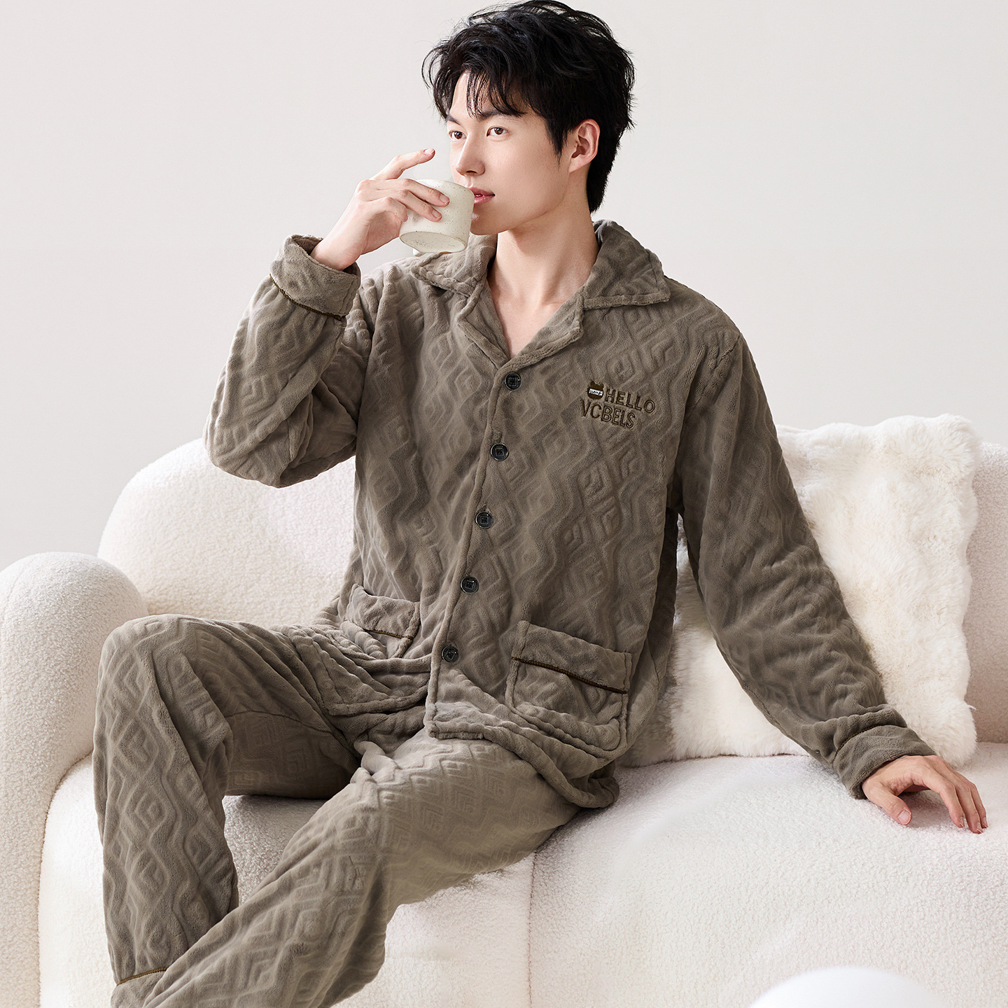 Winter Warm Flannel Fleece-Lined Thickeneded Men's Pajamas, Fashionable Home Clothes for Young and Middle-Aged People, Long-Sleeved Suits That Can Be Worn Outside
