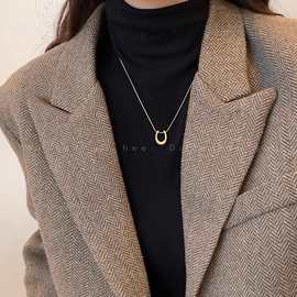 金色马蹄吊坠项链女款2025新款爆款轻奢高级感简约毛衣链装饰配饰