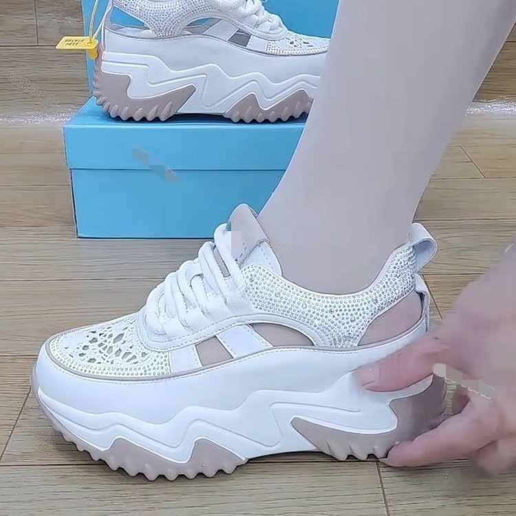 Sandalias de moda de fondo grueso para mujeres 2026 verano nuevo cuero suave hueco transpirable malla elevada zapatos deportivos casuales