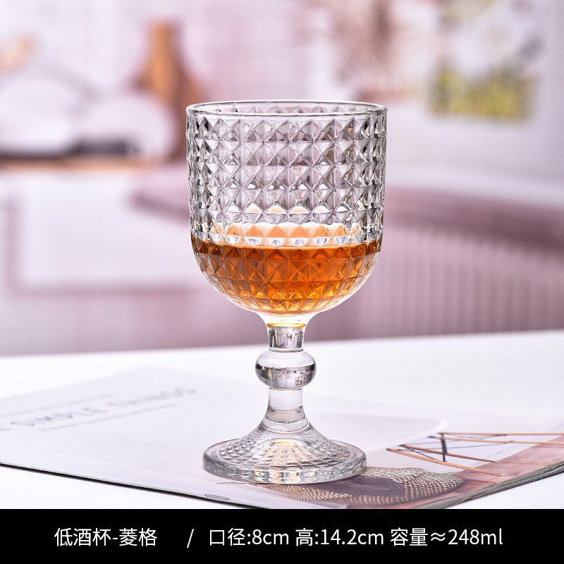 다이아몬드 모양의 유리잔