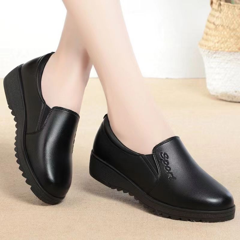 Primavera y otoño zapatos de suela plana para madres, zapatos de cuero de mediana edad y ancianos, zapatos de cuero de nicho de Beijing