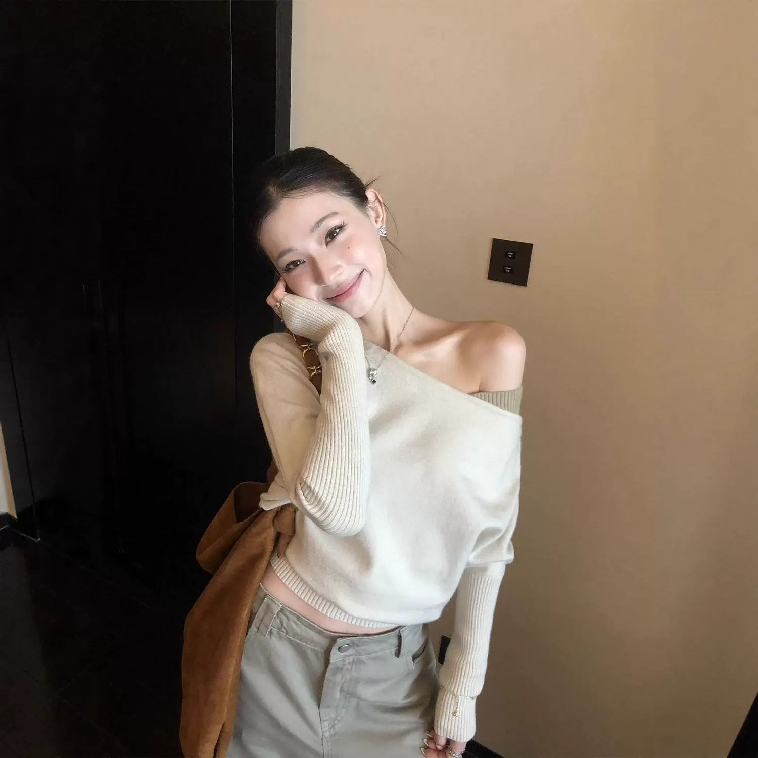 2025年一字领撞色斜肩拼接长袖毛衣针织衫女气质露肩慵懒上衣女装