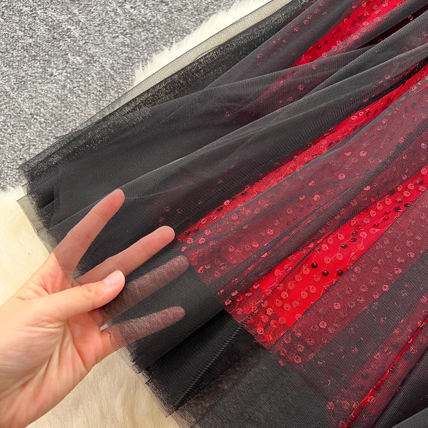 Dámská sukně do a ze sametu a síťoviny s flitry a elastickým pasem_voghion.com