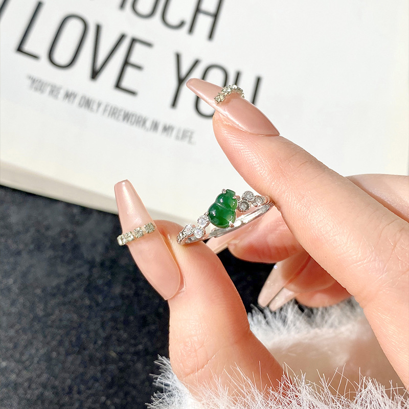 Fabricante al por mayor s925 plata con incrustaciones de materiales peligrosos naturales Yang verde esmeralda anillo de calabaza verano pequeño fresco y exquisito estilo femenino