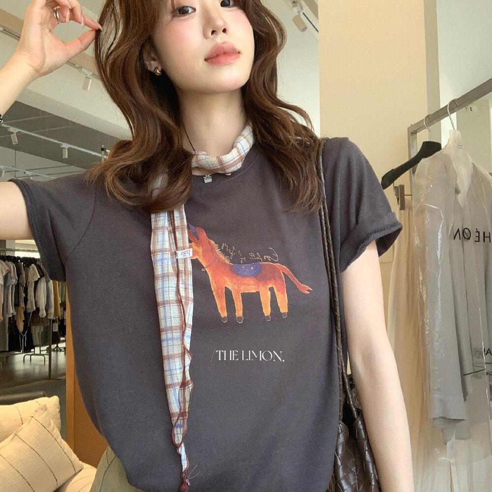 Áo thun nữ cổ tròn tay ngắn in hình ngựa hoạt hình kèm khăn lụa — Xám cacbon, màu trắng, màu kaki