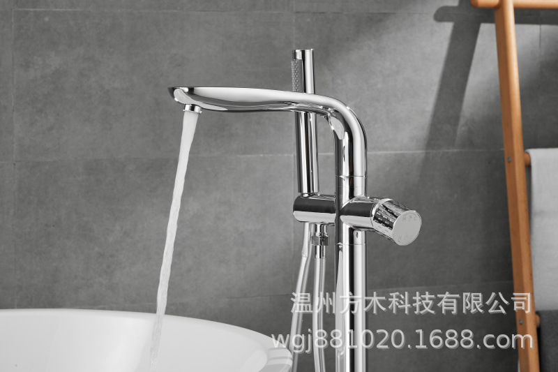 Black chrome-plated brushed gold gun gray floor-standing single-handle double-control ceramic valve core hot and cold water faucet, wooden bucket bathtub, showerhead Application Scenario