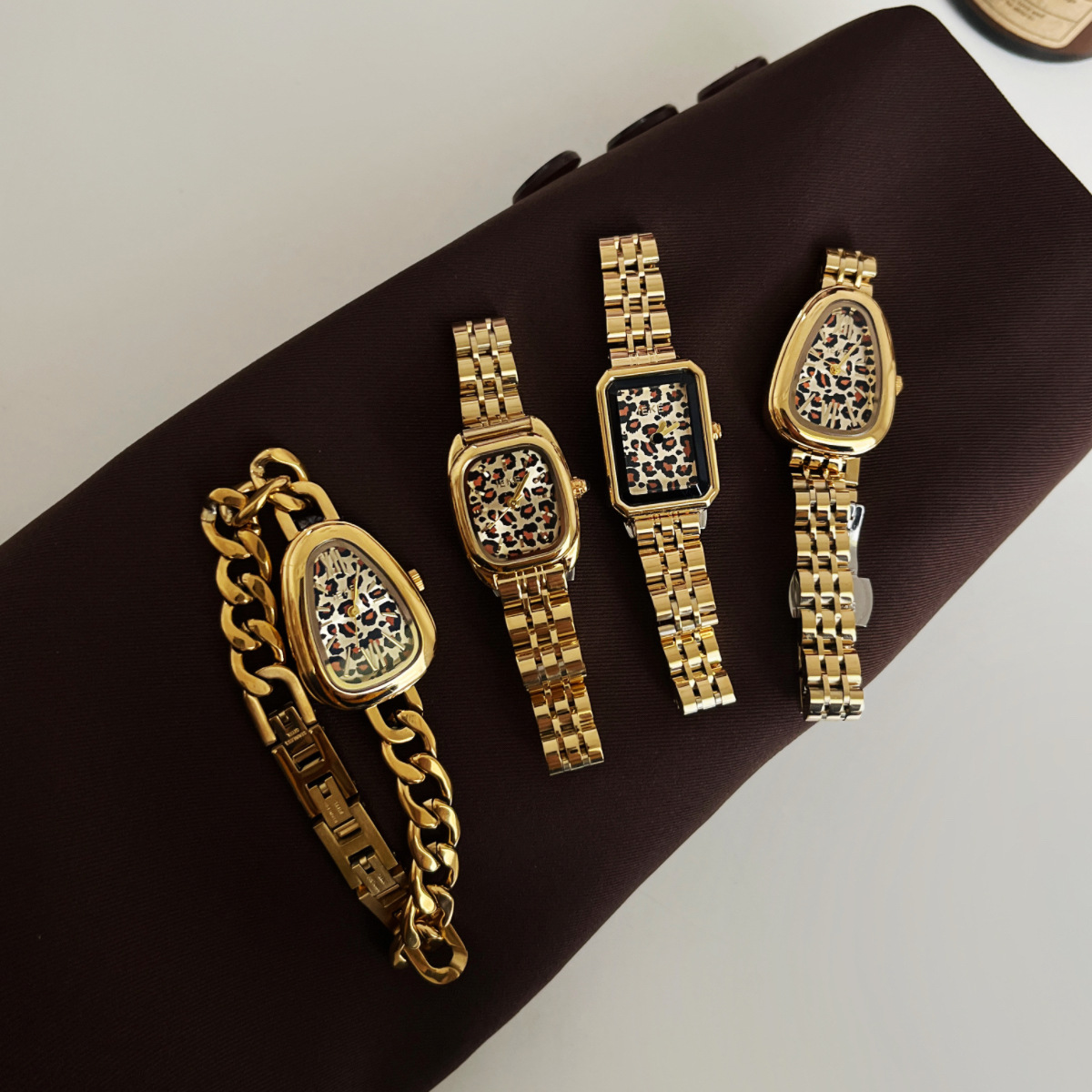 65g Weight Casual Retro Leopard Double Side Snaps Quartz Watch