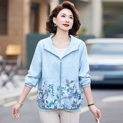 小柄なお母さんの春の服のコートの国風の上着の気高い大きい奥さんの洋風の風の服の中高年の女性の春と秋のジャケット