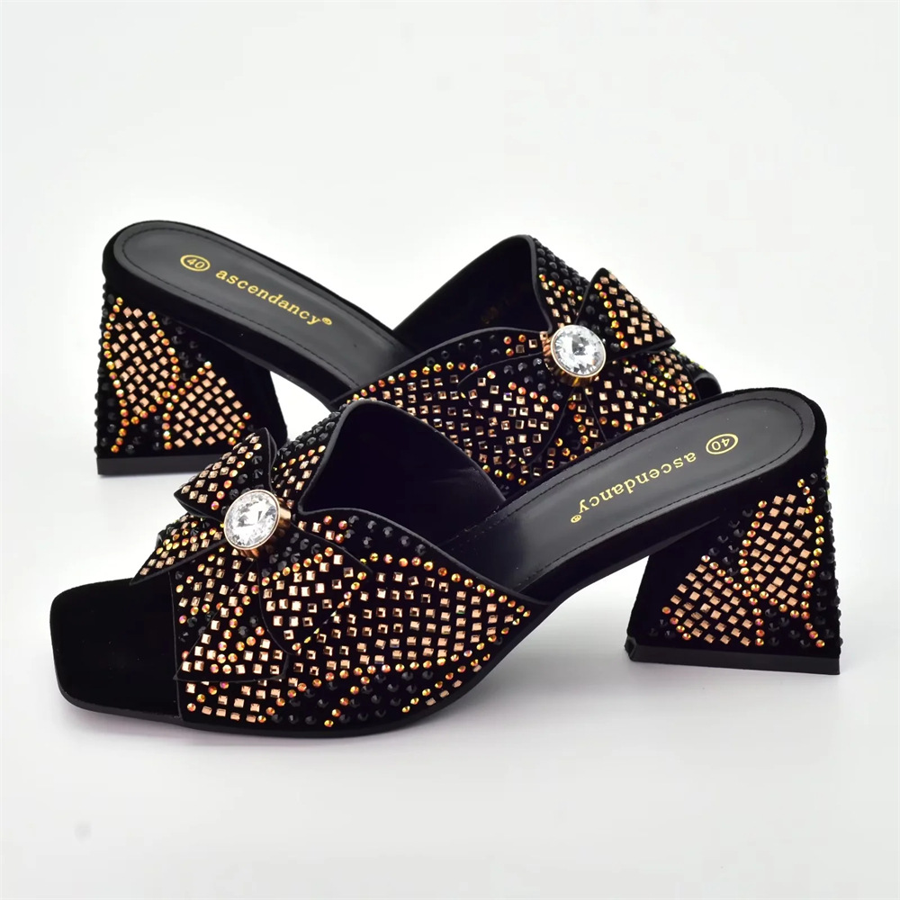 Vintage strasszokkal díszített női magassarkú cipő hozzáillő clutch stílusú vacsorához való öltönnyel_voghion.com