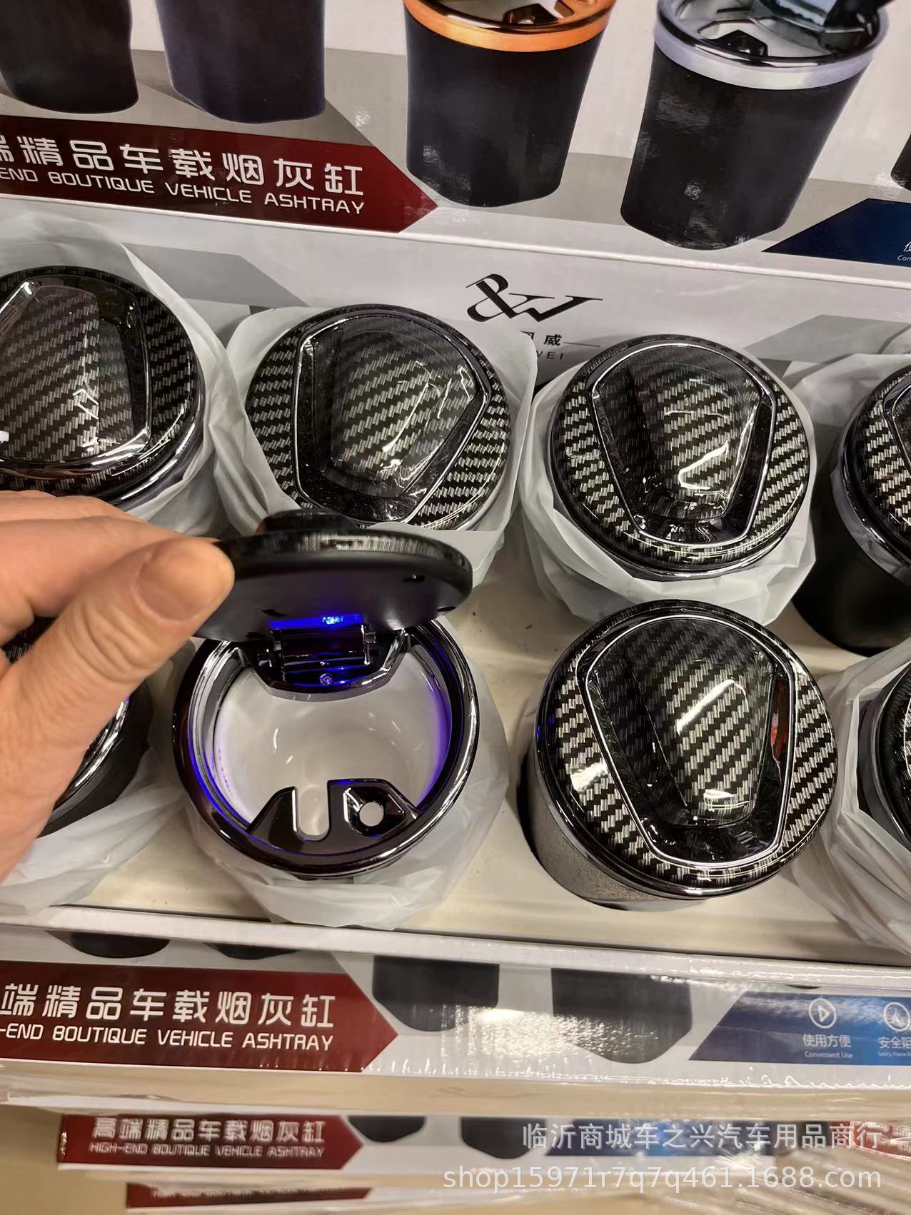 Car ashtray multi-function with light one-hand open cover creative high-grade high-temperature resistant ceramic liner anti-fly ash in car