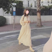 高圆圆同款法式杏色长袖v领连衣裙女2025夏季新设计感小众长裙子