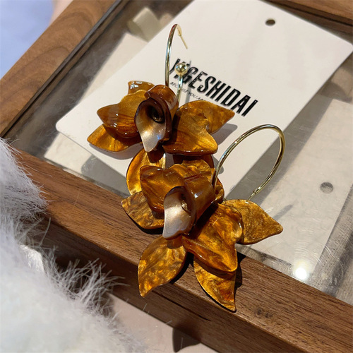 Niche designer-style jasmine white and coffee French retro floral earrings, niche exaggerated petal temperament ear accessories