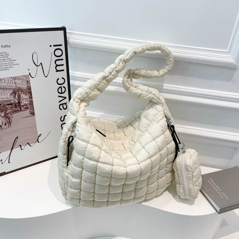 Venta al por mayor transfronteriza de bolsos de nubes plisadas nuevos bolsos maternos versión coreana de bolsos de plumón con algodón tote bolsos de hombro único de gran capacidad