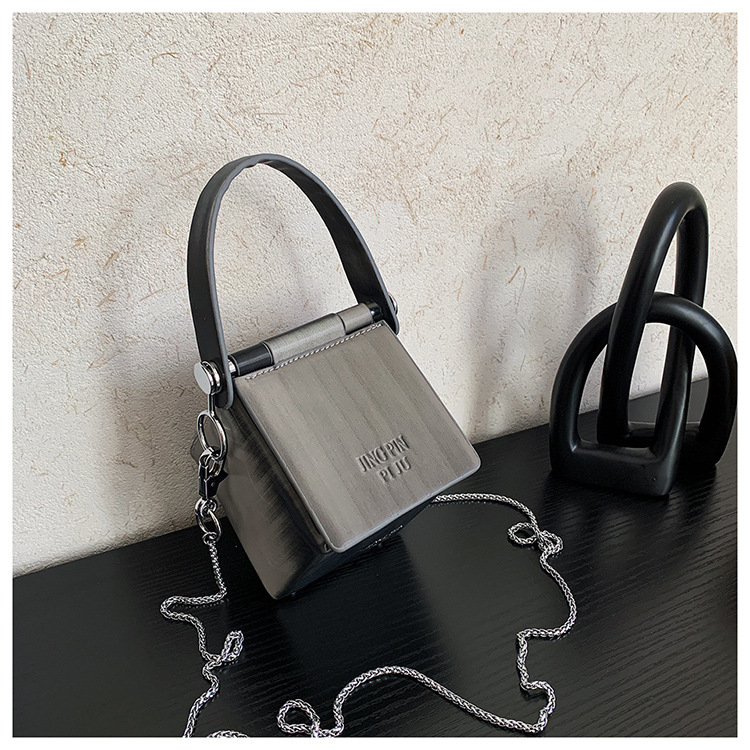 Bolso de hombro de mano con correa de cadena y diseño de azúcar pequeño de color gradual, de moda, 2023_voghion.com