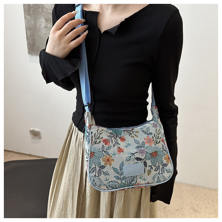 Popular fashion, simple, large-capacity printed trend 2024, fashionable patchwork canvas single-shoulder bag, small square bag, women's bag, trendy undefined