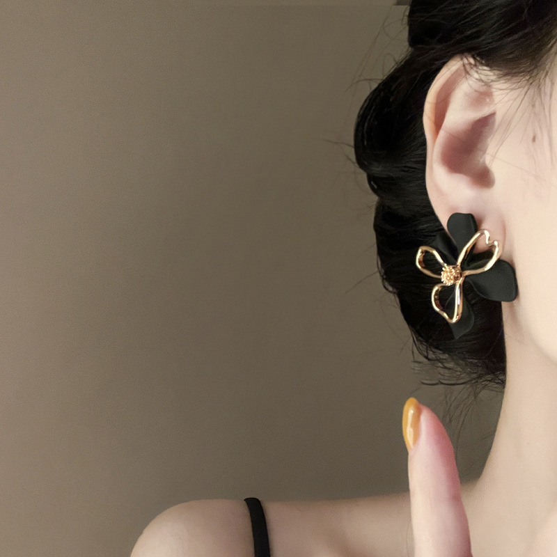 Aguja de plata Atmósfera Pendientes de flores huecas de doble capa Pendientes estéticos de moda francesa Pendientes elegantes de temperamento de alta gama