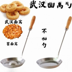 麺の中のスプーンは揚げ餅の鉄のスプーンにくっつかないです。