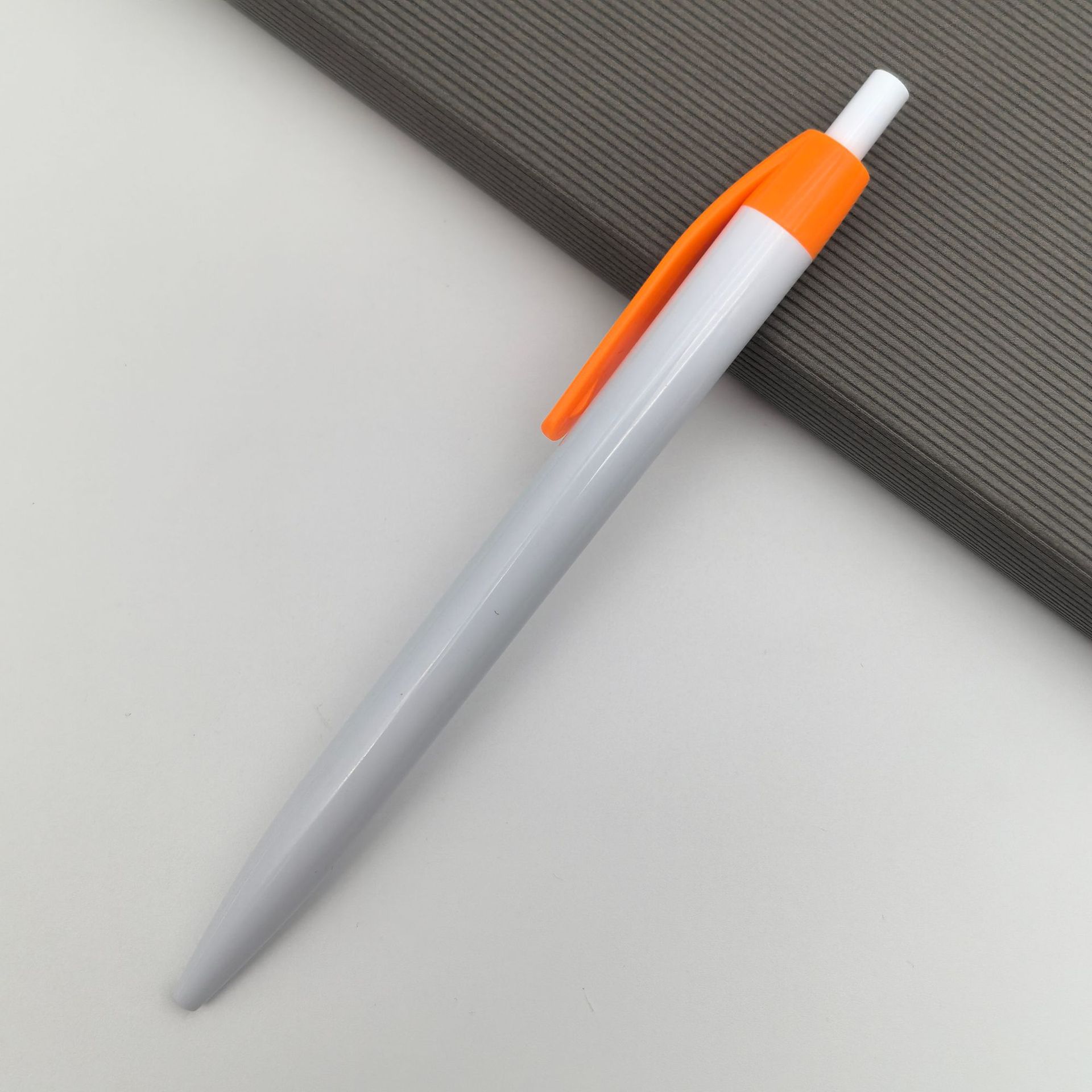 Bolígrafo publicitario personalizado bolígrafo publicitario blanco bolígrafo de plástico simple bolígrafo de plástico bolígrafo de hotel de oficina bolígrafo de plástico