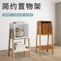 本棚の実木が着地した子供は簡単に壁に寄りかかって物を棚に置く。