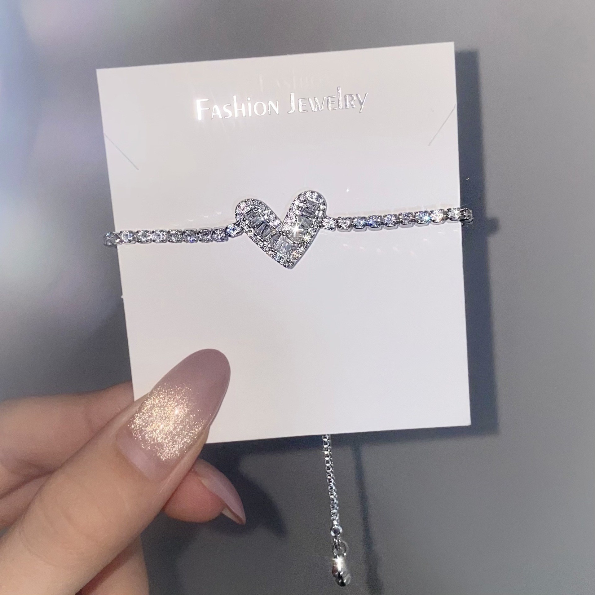 Pulsera de Diamantes en Forma de Corazón con Diseño de T Cuadrada - Modelo 79