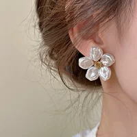 Серьги‑цветы с жемчужиной, французский легкий люкс, малый дизайн, 5,5×5,2×1,06 см, 0,009 кг
