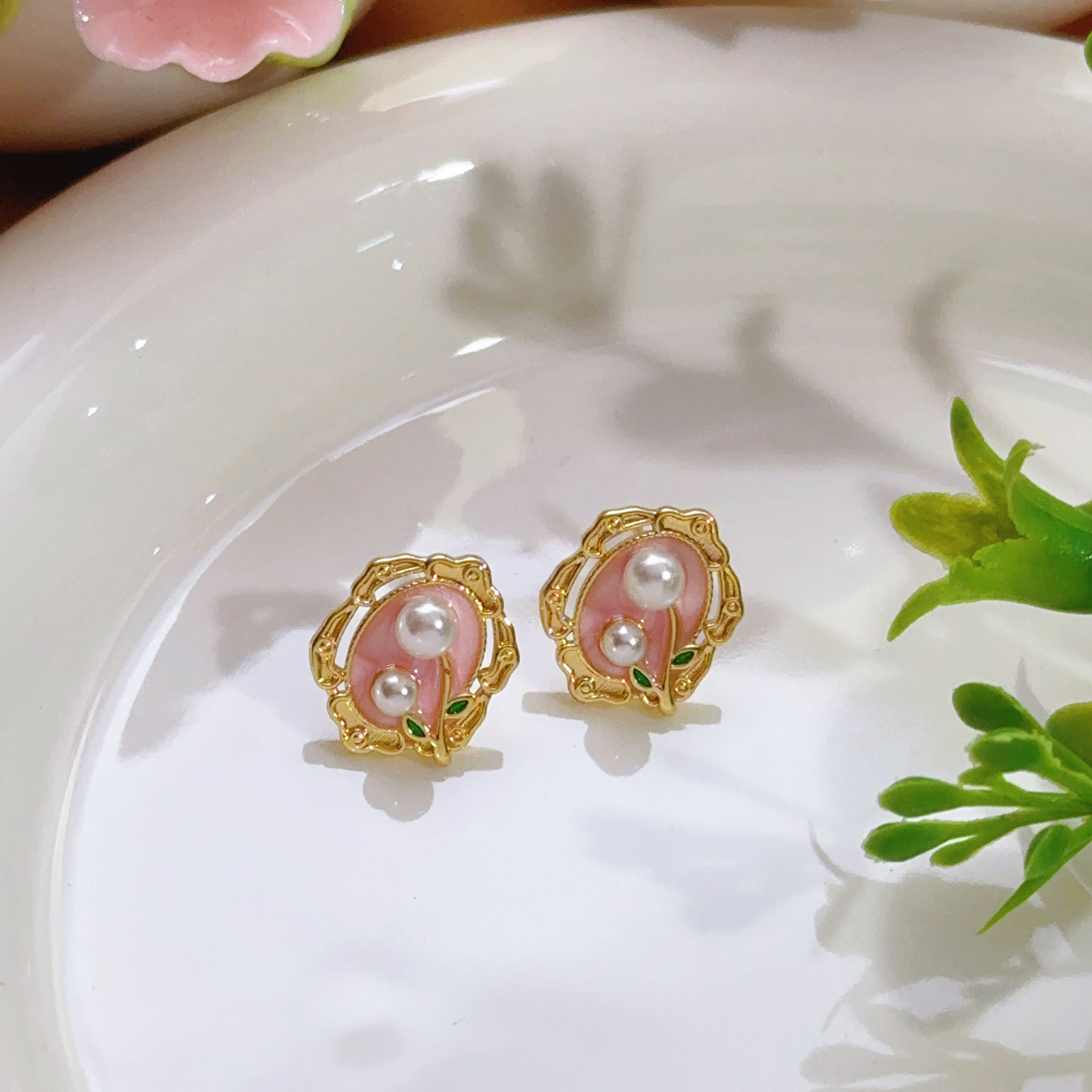 Pendientes de perlas Zhuji, temperamento blanco francés, pendientes antiguos, desplazamientos diarios, lujo ligero, joyería de orejas de alta gama al por mayor