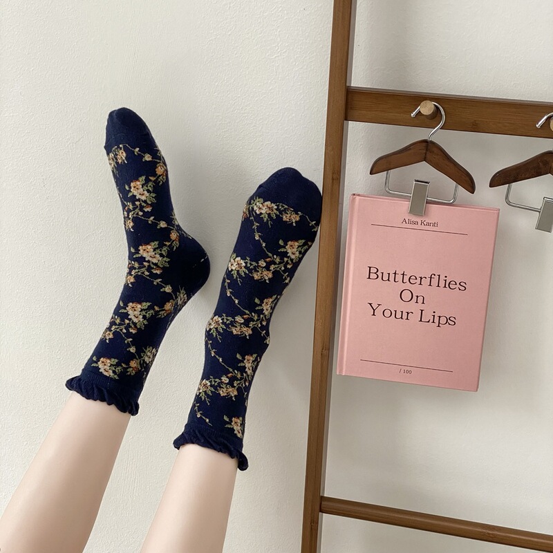 New Autumn and Winter Vintage Floral Mid-Calf Women's Socks, Fashionable Sweet Ins-Style Trendy Cotton Socks New Autumn and Winter Vintage Floral Mid-Calf Women's Socks, Fashionable Sweet Ins-Style Trendy Cotton Socks