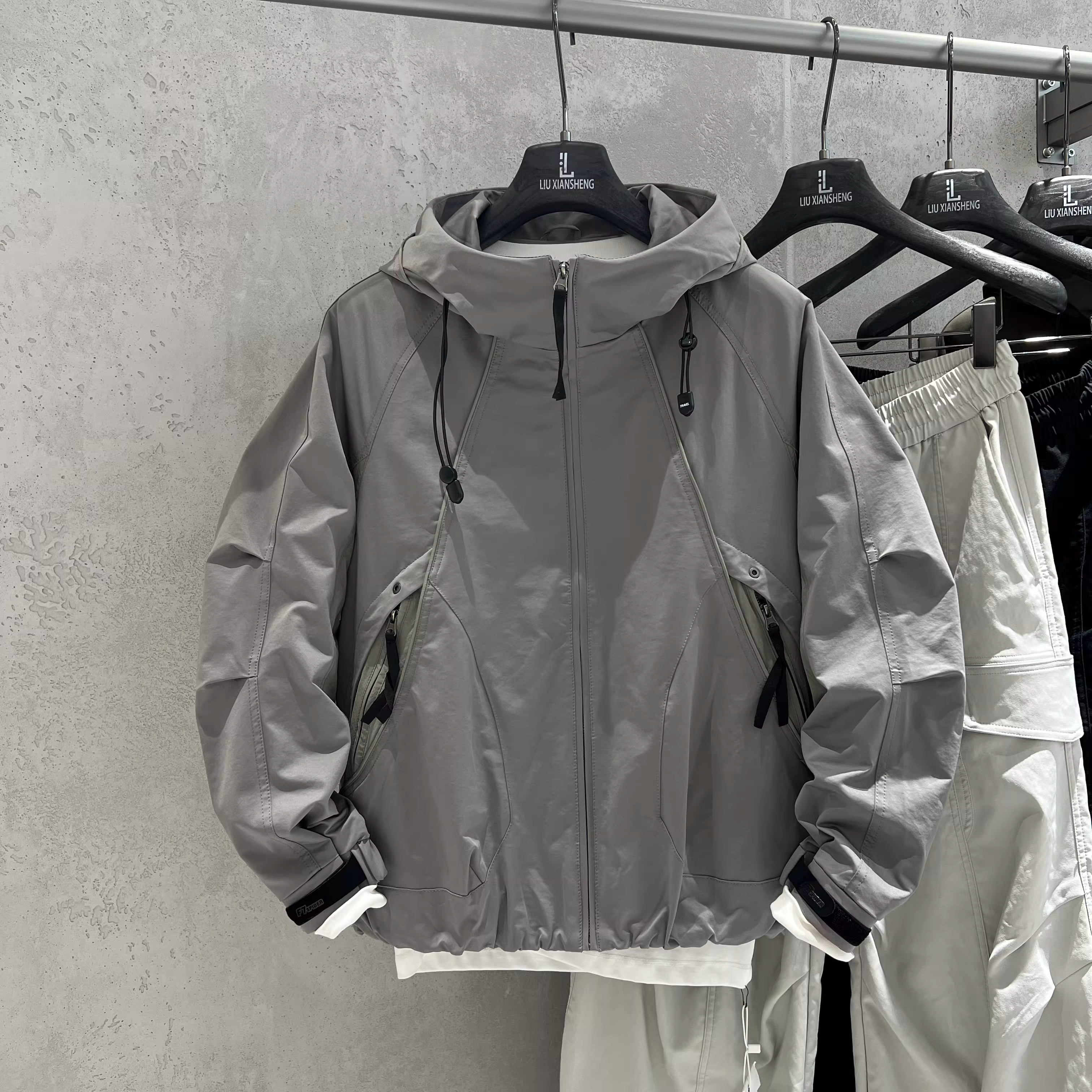 Montaña al aire libre función de color combinado chaqueta encapuchada estampado chaqueta suelta hombre caminata casual a prueba de viento chaqueta de pareja