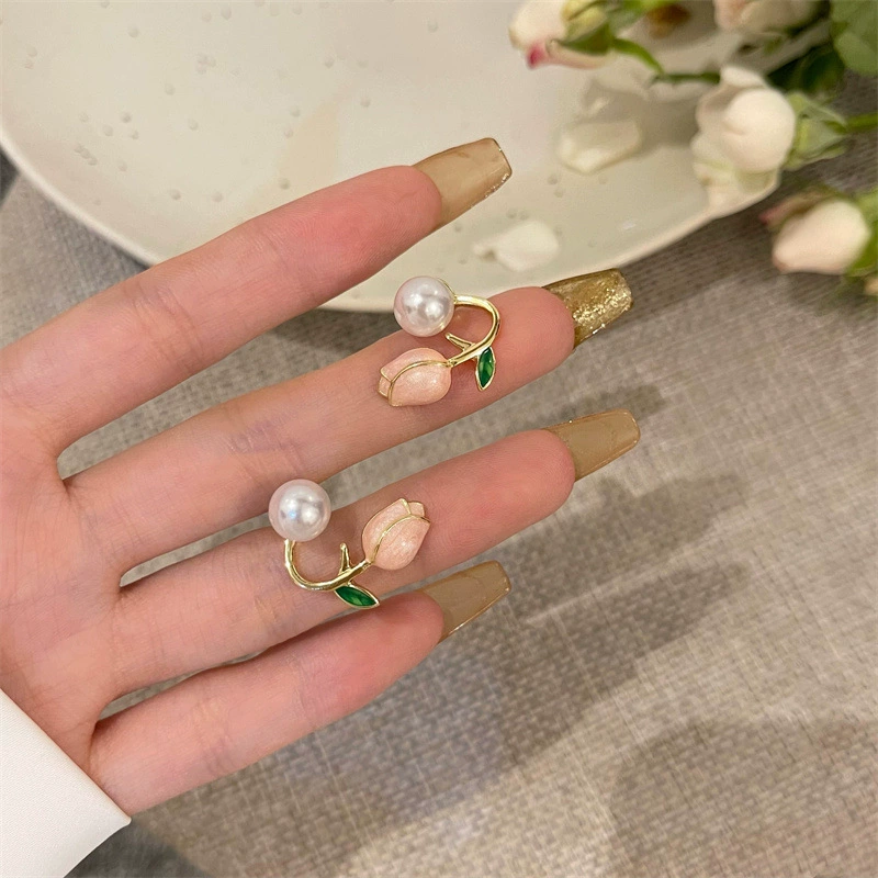 Серебряная игла, маленький дизайнерский летний серьги из жемчуга, проба серебро 925, цветочный, тренд сезона