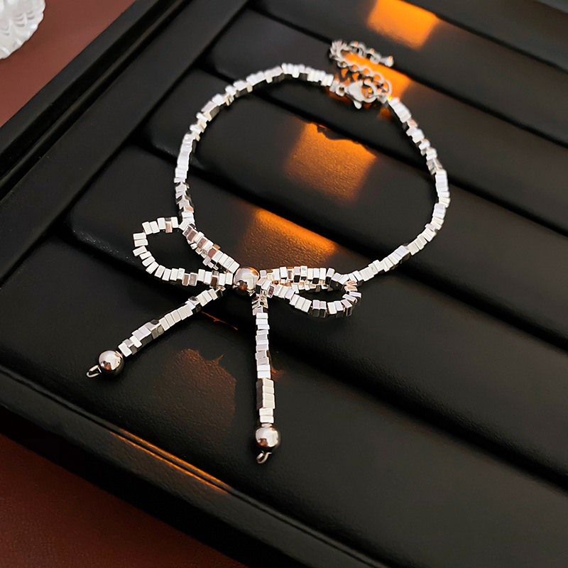 Collar con diseño de mariposa y flor, diseño de nicho moderno, cadena para clavícula, versátil, sensación de alta gama, fabricante de joyería para mejores amigas