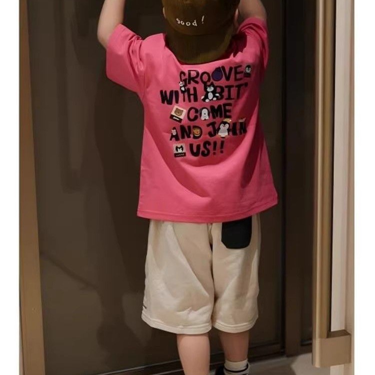 Trendy and stylish short-sleeved T-shirt for boys, new summer 2026 style, graffiti print crew neck top for medium and large kids.