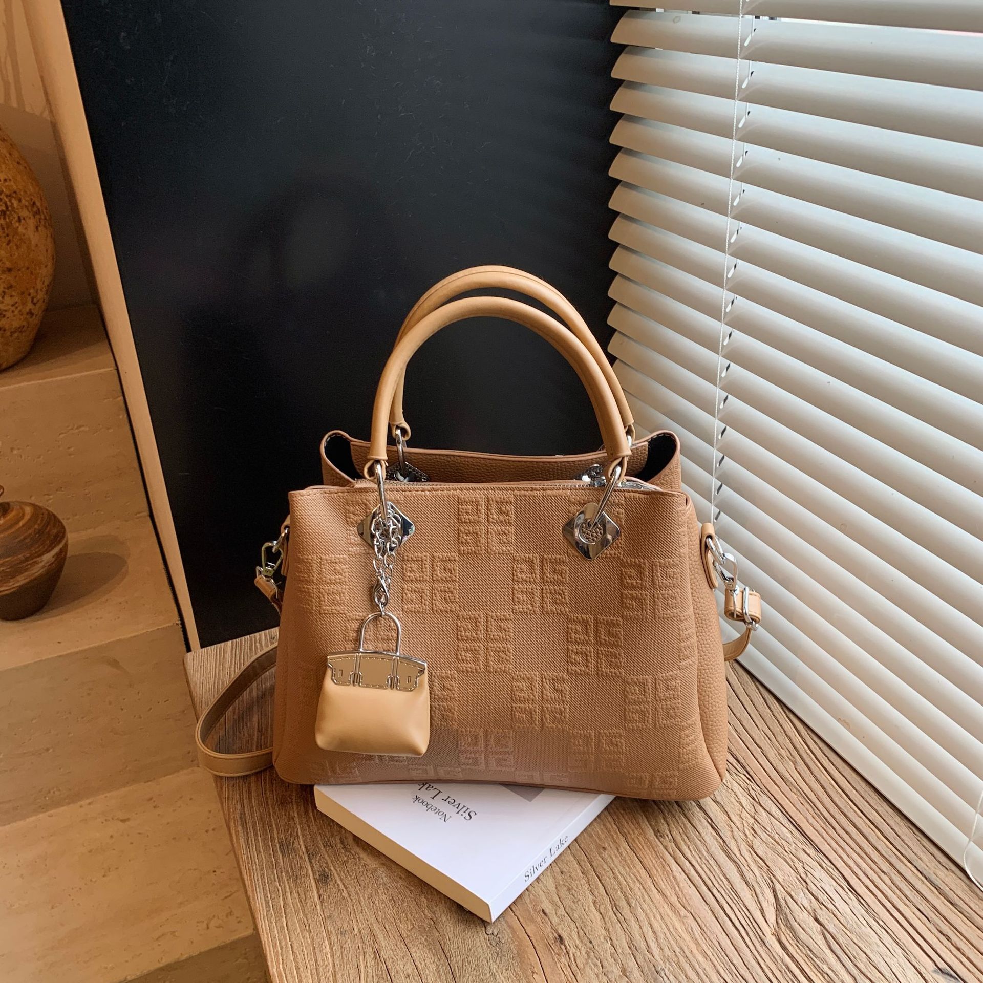 Bolsa de mano transfronteriza nueva alta sensación de bolso pequeño relieve de alto valor de la cara, moda versátil bolso de hombro extranjero bolso de mochila
