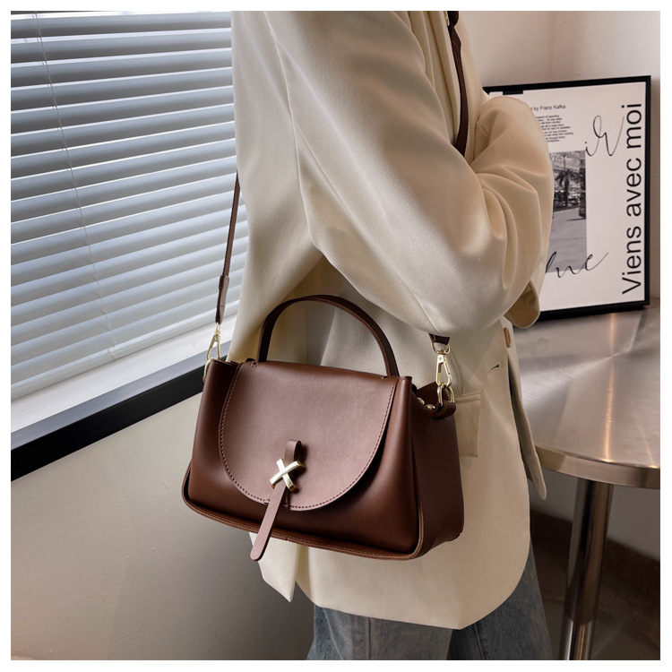Simple Solid Color New Fashion Trend Broadband Shoulder Messenger Handbag display picture 3