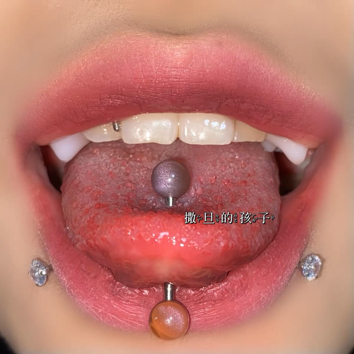 16G labret stud size and finish detail