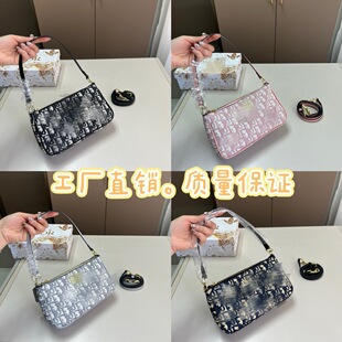 ϲ�R���ŵ�?Ů��С�A���μ�б����{�~�y2025�¿�r��ͨ��