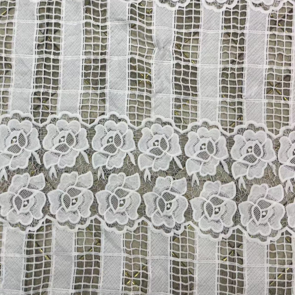 服装辅料新款牛奶丝绣花蕾丝贴花刺绣大量现货白色立体蕾丝花边批