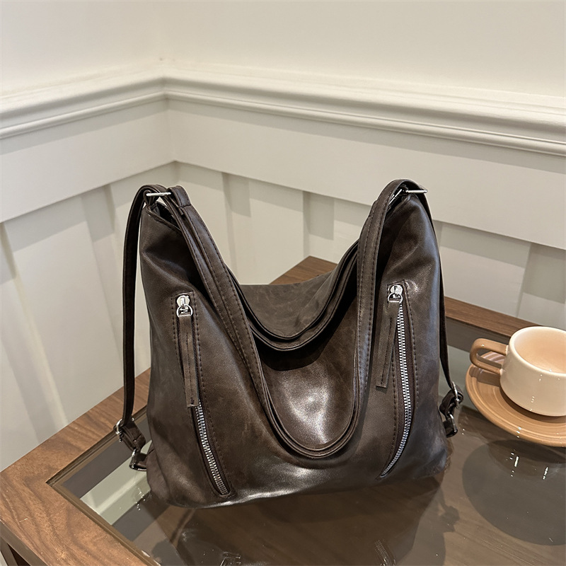 Bolsa de brazo de moda retro para mujeres otoño y invierno 2024 nueva mochila de gran capacidad para viajar, alta sensación de mochila de hombro